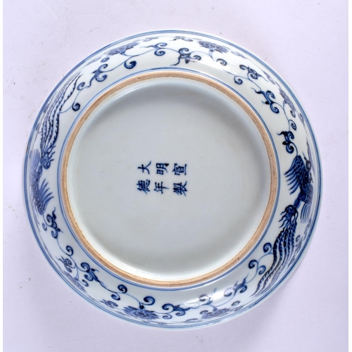 2381 - A CHINESE BLUE AND WHITE PORCELAIN DISH 20th Century. 24 cm diameter.