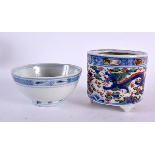 2388 - A 17TH/18TH CENTURY CHINESE BLUE AND WHITE PORCELAIN BOWL Ming/Qing, together with a Wucai censer. L... 