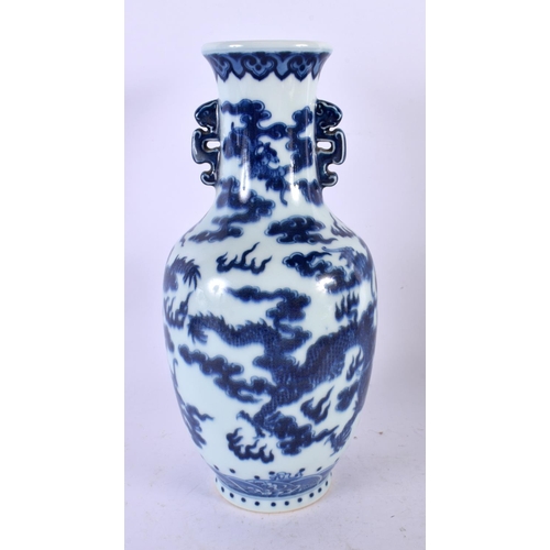 2401 - A CHINESE TWIN HANDLED BLUE AND WHITE PORCELAIN VASE 20th Century. 25 cm x 10 cm.