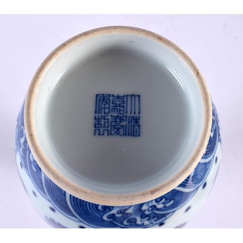 2401 - A CHINESE TWIN HANDLED BLUE AND WHITE PORCELAIN VASE 20th Century. 25 cm x 10 cm.