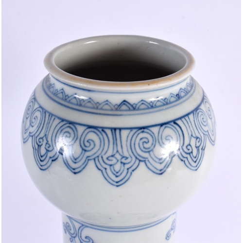 2428 - A LARGE CHINESE BLUE AND WHITE PORCELAIN GARLIC NECK VASE 20th Century. 38 cm x 15 cm.