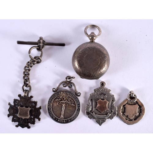 56 - AN EDWARDIAN SILVER SOVEREIGN CASE TOGETHER WITH 4 SILVER MEDALLIONS. Case Hallmarked Birmingham 190... 