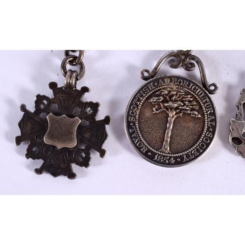 56 - AN EDWARDIAN SILVER SOVEREIGN CASE TOGETHER WITH 4 SILVER MEDALLIONS. Case Hallmarked Birmingham 190... 