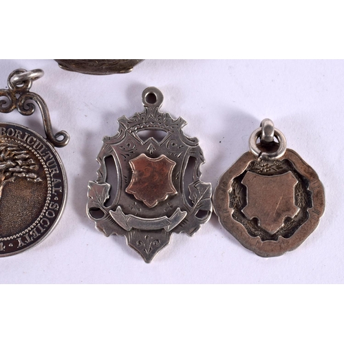 56 - AN EDWARDIAN SILVER SOVEREIGN CASE TOGETHER WITH 4 SILVER MEDALLIONS. Case Hallmarked Birmingham 190... 