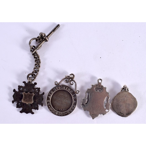 56 - AN EDWARDIAN SILVER SOVEREIGN CASE TOGETHER WITH 4 SILVER MEDALLIONS. Case Hallmarked Birmingham 190... 