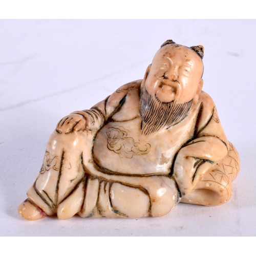 2720 - A 17TH/18TH CENTURY CHINESE CARVED SHOUSHAN STONE FIGURE OF A SCHOLAR Kangxi/Yongzheng. 6 cm x 4 cm.