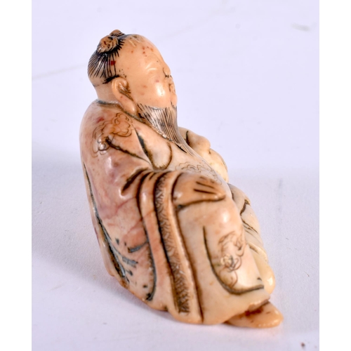 2720 - A 17TH/18TH CENTURY CHINESE CARVED SHOUSHAN STONE FIGURE OF A SCHOLAR Kangxi/Yongzheng. 6 cm x 4 cm.