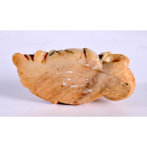 2720 - A 17TH/18TH CENTURY CHINESE CARVED SHOUSHAN STONE FIGURE OF A SCHOLAR Kangxi/Yongzheng. 6 cm x 4 cm.