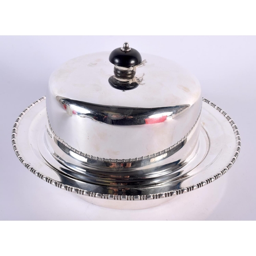 109 - A 1930S SILVER MUFFIN DISH, COVER AND STAND. London 1931. 692 grams. 19 cm x 4.25 cm. (3)