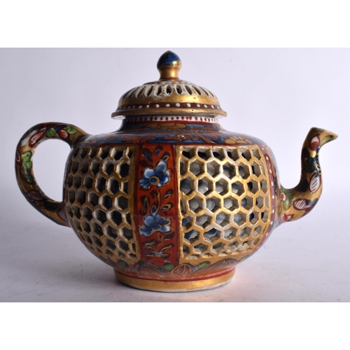 2 - A 17TH/18TH CENTURY CHINESE EXPORT CLOBBERED IMARI RETICULATED TEAPOT AND COVER Kangxi/Yongzheng, pa... 