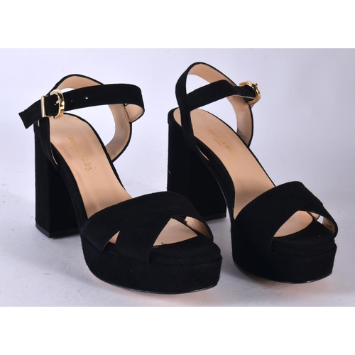 581 - A PAIR OF RUSSEL AND BROMLEY LADIES SHOES. Size UK - 3, EU - 36, US - 4.