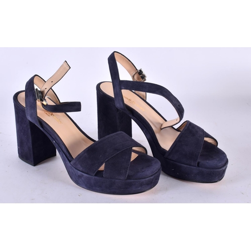 582 - A PAIR OF RUSSEL AND BROMLEY LADIES SHOES. Size UK - 5, EU - 38, US - 7.