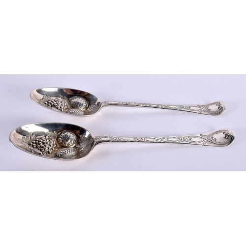 91 - A PAIR OF EARLY VICTORIAN SILVER BERRY SPOONS. London 1846. 135 grams. 21 cm x 4.5 cm.