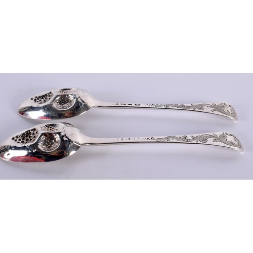 91 - A PAIR OF EARLY VICTORIAN SILVER BERRY SPOONS. London 1846. 135 grams. 21 cm x 4.5 cm.