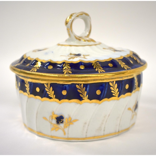 253 - 18th century Chamberlain Worcester rare buttertub cover and stand with wrythen moulding and blue and... 