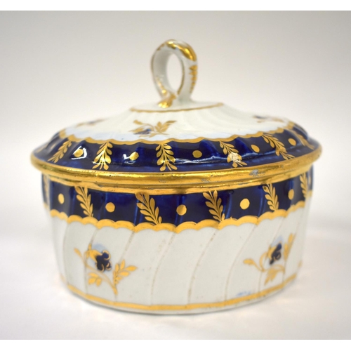 253 - 18th century Chamberlain Worcester rare buttertub cover and stand with wrythen moulding and blue and... 