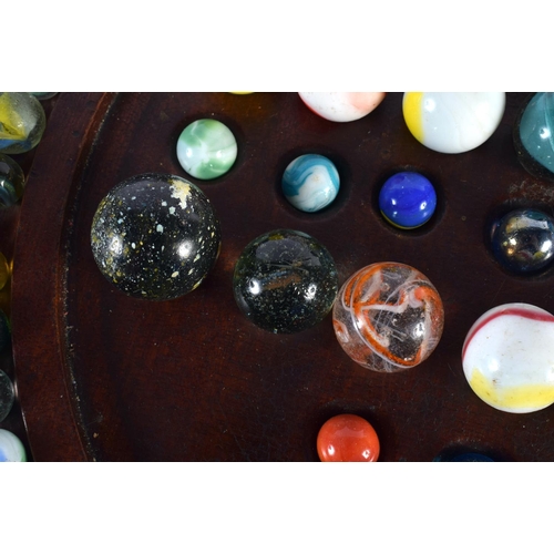 31 - A SOLITAIRE MARBLE BOARD with marbles. 32 cm diameter. (qty)