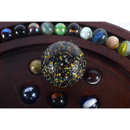 31 - A SOLITAIRE MARBLE BOARD with marbles. 32 cm diameter. (qty)