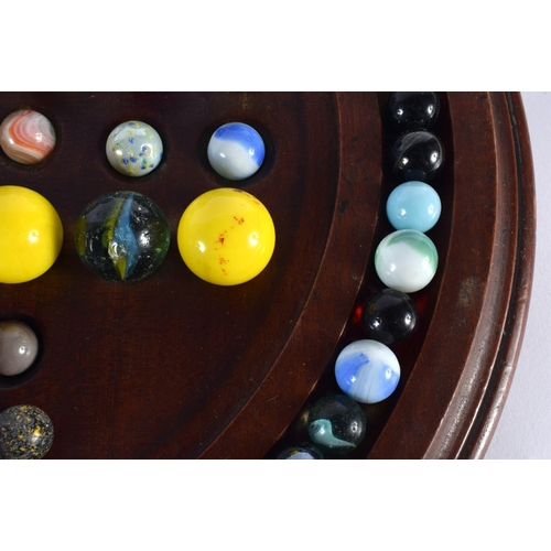 31 - A SOLITAIRE MARBLE BOARD with marbles. 32 cm diameter. (qty)