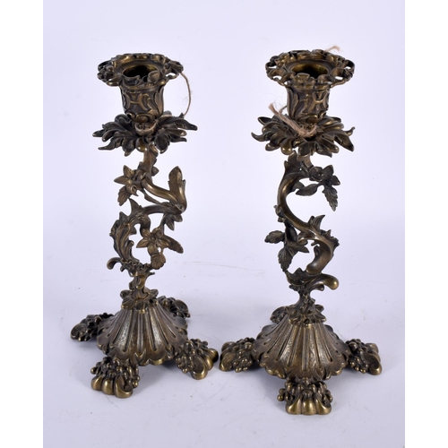 322 - A PAIR OF 19TH CENTURY EUROPEAN BRONZE CANDLESTICKS formed with entwined vines and foliage. 25 cm hi... 