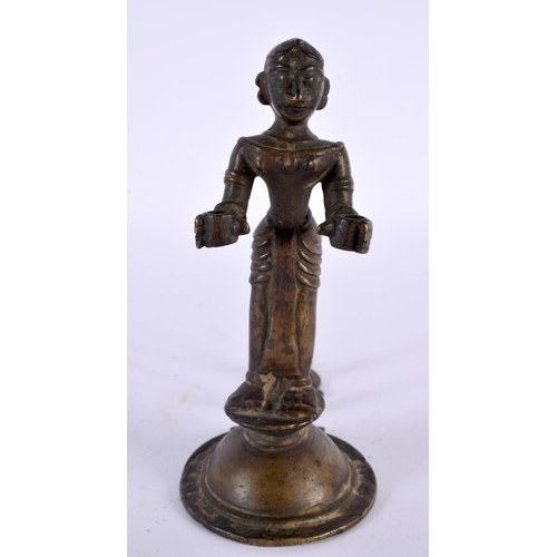 359 - AN UNUSUAL 18TH CENTURY INDIAN BRONZE FIGURE OF A STANDING DEITY modelled holding two open cups. 14c... 