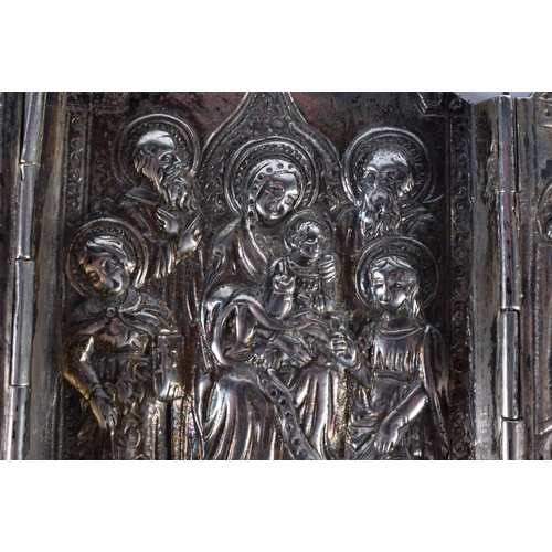 386 - AN 18TH/19TH CENTURY CONTINENTAL SILVER TRAVELLING FOLDING FONT decorated with saints. 93.8 grams. 1... 