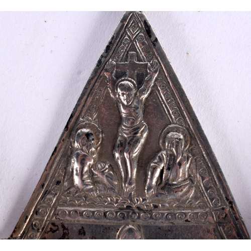 386 - AN 18TH/19TH CENTURY CONTINENTAL SILVER TRAVELLING FOLDING FONT decorated with saints. 93.8 grams. 1... 