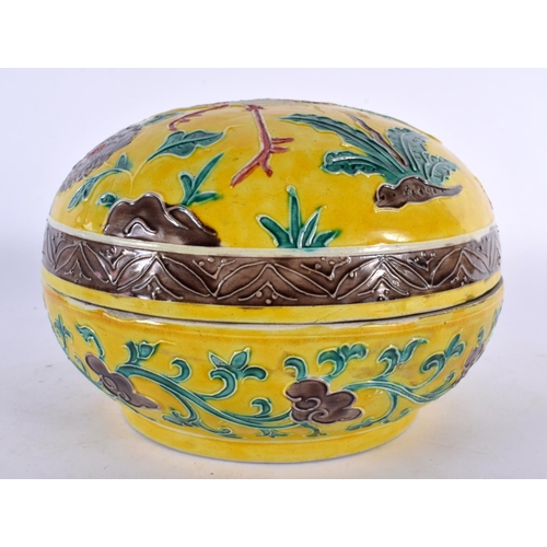 389 - AN EARLY 20TH CENTURY CHINESE FAHUA TYPE GLAZED BOX AND COVER decorated with a bird amongst foliage.... 