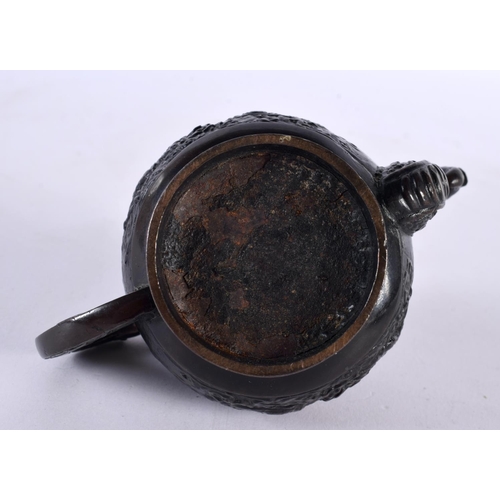 391 - A RARE 18TH/19TH CENTURY CHINESE BRONZE SCHOLARS WATER DROPPER AND COVER Qianlong/Jiaqing, decorated... 