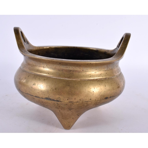 392 - A 19TH CENTURY CHINESE TWIN HANDLED BRONZE CENSER bearing Xuande marks to base. 1237 grams. 14.5 cm ... 