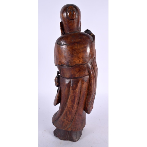 393 - A LARGE 18TH19TH CENTURY CHINESE CARVED ROOTWOOD FIGURE OF AN IMMORTAL Qing. 29 cm high.