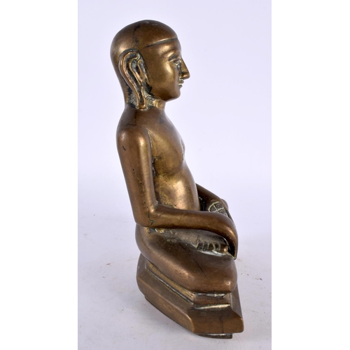 400 - AN 18TH CENTURY INDIAN BRONZE JAIN BUDDHA MODELED UPON A TRIANGULAR BASE. 19cm x 9cm