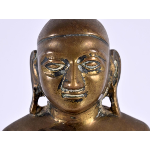 400 - AN 18TH CENTURY INDIAN BRONZE JAIN BUDDHA MODELED UPON A TRIANGULAR BASE. 19cm x 9cm