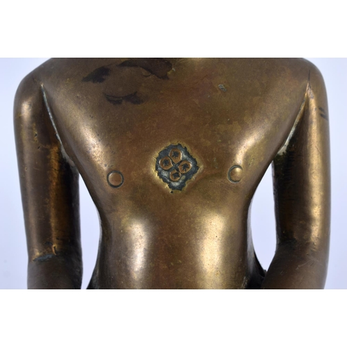 400 - AN 18TH CENTURY INDIAN BRONZE JAIN BUDDHA MODELED UPON A TRIANGULAR BASE. 19cm x 9cm