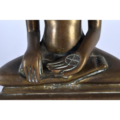 400 - AN 18TH CENTURY INDIAN BRONZE JAIN BUDDHA MODELED UPON A TRIANGULAR BASE. 19cm x 9cm