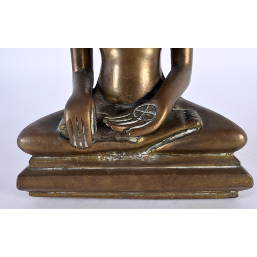 400 - AN 18TH CENTURY INDIAN BRONZE JAIN BUDDHA MODELED UPON A TRIANGULAR BASE. 19cm x 9cm