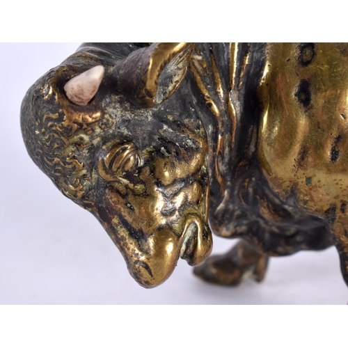 401 - A 19TH CENTURY EUROPEAN GRAND TOUR BRONZE FIGURE OF A BULL AFTER THE ANTIQUITY. 12cm wide