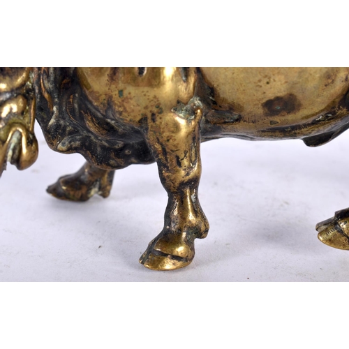 401 - A 19TH CENTURY EUROPEAN GRAND TOUR BRONZE FIGURE OF A BULL AFTER THE ANTIQUITY. 12cm wide