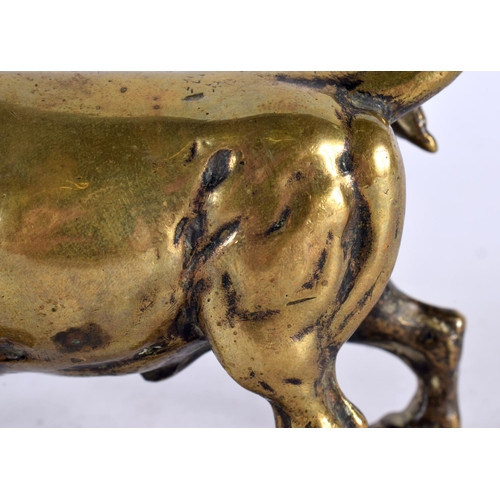 401 - A 19TH CENTURY EUROPEAN GRAND TOUR BRONZE FIGURE OF A BULL AFTER THE ANTIQUITY. 12cm wide