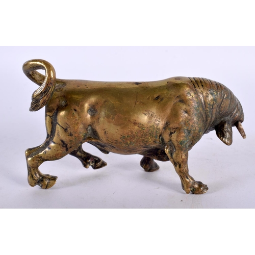 401 - A 19TH CENTURY EUROPEAN GRAND TOUR BRONZE FIGURE OF A BULL AFTER THE ANTIQUITY. 12cm wide