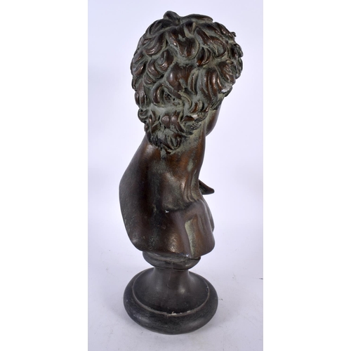 407 - A SMALL EARLY 20TH CENTURY EUROPEAN GRAND TOUR BRONZE FIGURE OF THE THINKER together with a patinate... 