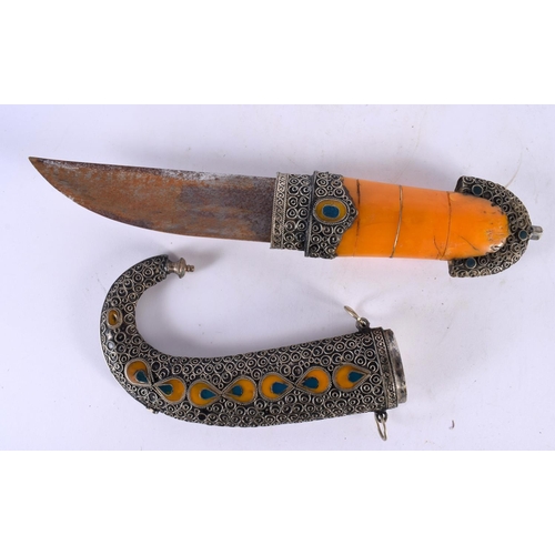 428 - A LARGE MIDDLE EASTERN AMBER TYPE HANDLED DAGGER. 40 cm long.