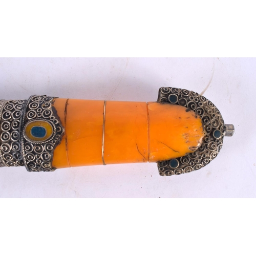 428 - A LARGE MIDDLE EASTERN AMBER TYPE HANDLED DAGGER. 40 cm long.