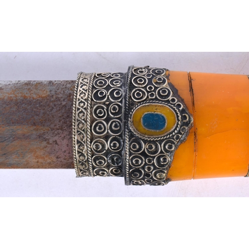 428 - A LARGE MIDDLE EASTERN AMBER TYPE HANDLED DAGGER. 40 cm long.