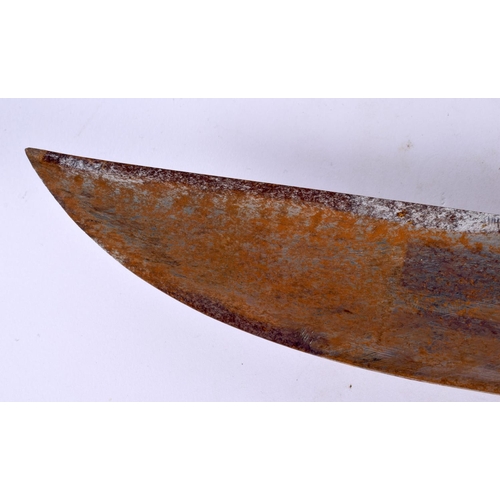 428 - A LARGE MIDDLE EASTERN AMBER TYPE HANDLED DAGGER. 40 cm long.