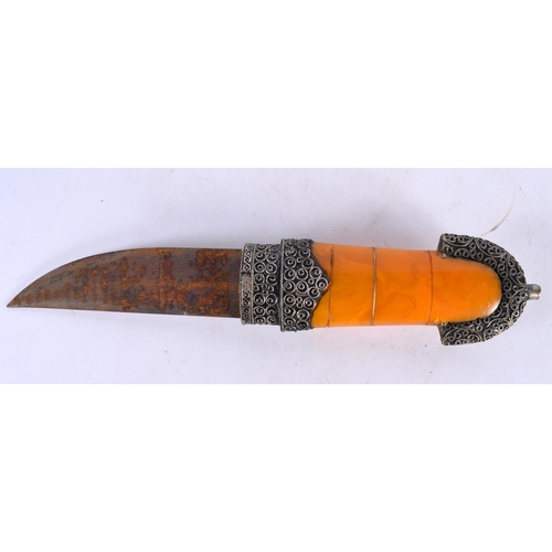 428 - A LARGE MIDDLE EASTERN AMBER TYPE HANDLED DAGGER. 40 cm long.