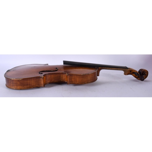 541 - AN ANTIQUE VIOLIN. 58 cm long, length of back 36 cm.