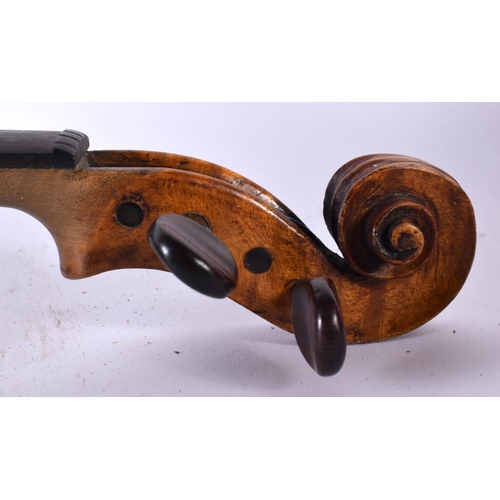 541 - AN ANTIQUE VIOLIN. 58 cm long, length of back 36 cm.