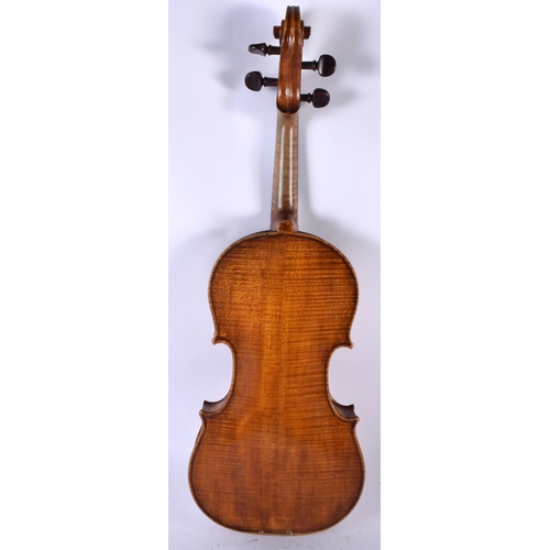 541 - AN ANTIQUE VIOLIN. 58 cm long, length of back 36 cm.