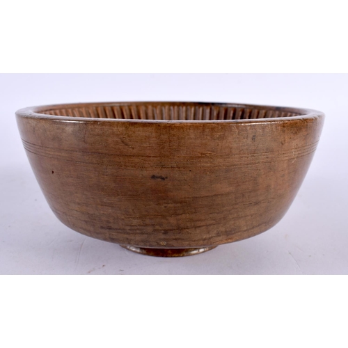 598 - A 19TH CENTURY TREEN WOOD MOULD. 15cm diameter.